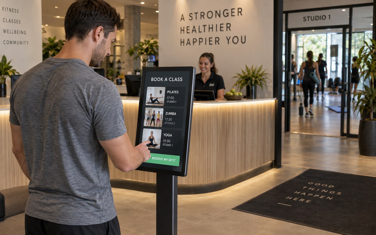 Cliente di un fitness club sceglie un corso su un touchscreen verticale